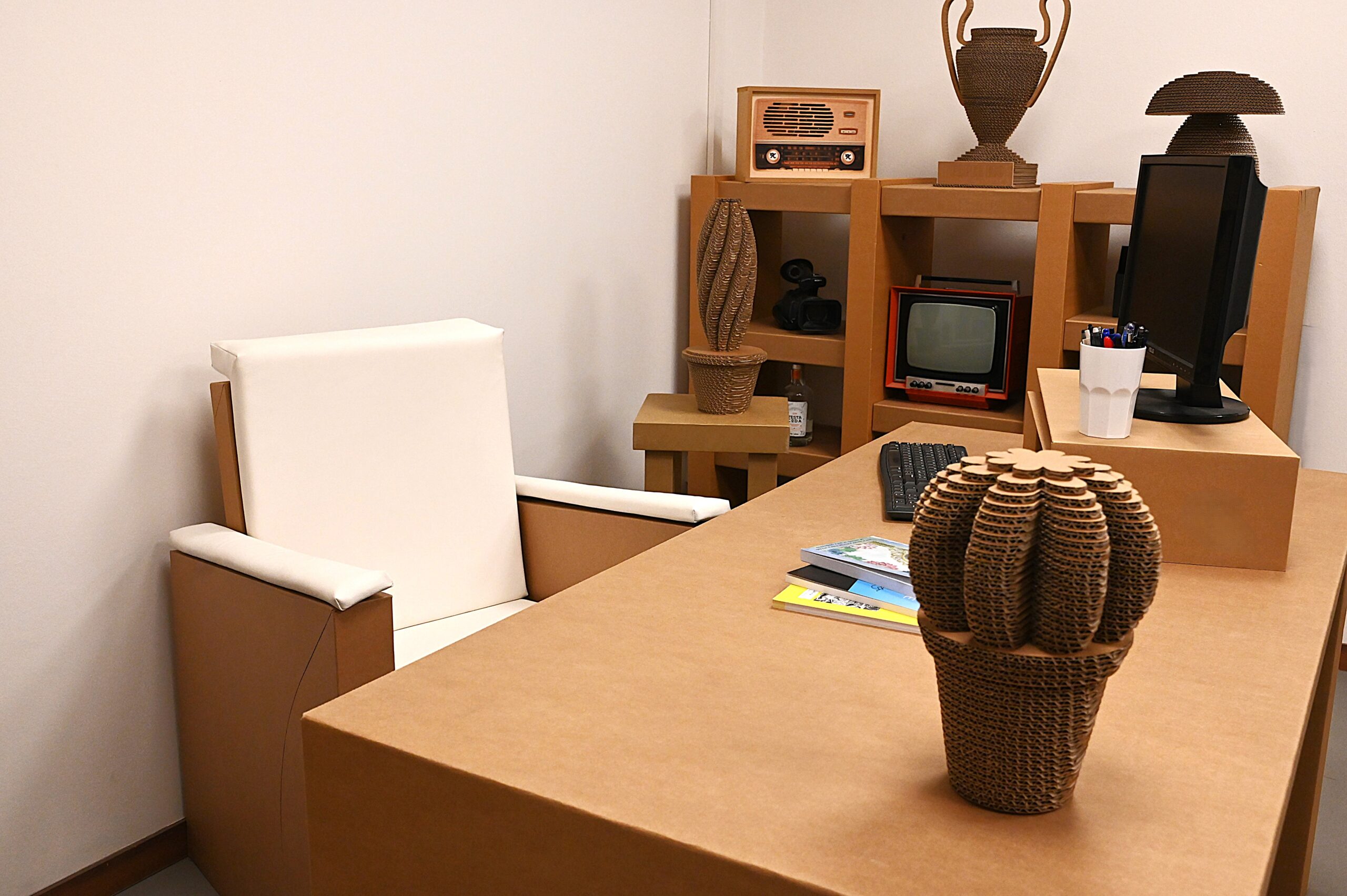 Paper Eco: cartone riciclato, sostenibilità, riciclaggio.